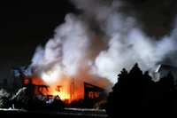 Một ngôi nhà bốc cháy sau trận động đất mạnh xảy ra ở Aomori, đông bắc Nhật Bản, vào sáng sớm 9/12. Ảnh: EPA.