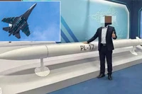 Tên lửa PL-17 và máy bay chiến đấu J-16 trang bị tên lửa PL-17. Ảnh: MW.