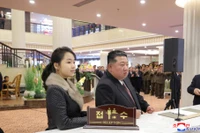 Nhà lãnh đạo Triều Tiên Kim Jong-un và con gái Kim Ju Ae đứng tại quầy lễ tân khách sạn trong lễ khánh thành các khách sạn tại khu nghỉ dưỡng ở thành phố Samjiyon, Triều Tiên, ngày 20/12. Ảnh: KCNA.