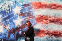 Một phụ nữ Iran đi ngang qua một bảng quảng cáo chống Mỹ ở Tehran, Iran ngày 26/2. Ảnh: Reuters.
