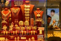 Các sản phẩm vàng được trưng bày trong một cửa hàng trang sức ở Trung Quốc. Ảnh: SCMP.