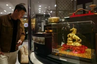 Các vật phẩm trang trí làm bằng vàng được trưng bày tại một cửa hàng trang sức ở Bắc Kinh vào ngày 28/1. Ảnh: EPA.