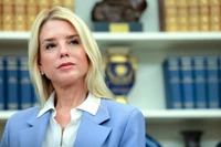 Bà Pam Bondi, Bộ trưởng Tư pháp Mỹ, tại Phòng Bầu dục của Nhà Trắng vào ngày 6/5/2025. Ảnh: Getty.