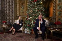 Tổng thống Mỹ Donald Trump và Đệ nhất phu nhân Melania Trump tham gia các cuộc gọi điện thoại theo dõi Ông già Noel của NORAD vào đêm Giáng sinh, từ câu lạc bộ Mar-a-lago ở Palm Beach, Florida, Mỹ, ngày 24/12. Ảnh: Reuters.