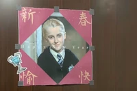 Một người dùng mạng xã hội Trung Quốc khoe tấm áp phích chúc mừng năm mới có hình Malfoy mà cô ấy dán trên cửa nhà mình. Ảnh: Douyin.