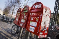 Các hộp thư đã bị dỡ bỏ trên khắp Đan Mạch. Ảnh: EPA.