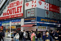 Các doanh nghiệp nhỏ và hộ gia đình Nhật Bản đang phải đối mặt với tác động kép của giá năng lượng tăng vọt và đồng yen suy yếu. Ảnh: EPA.