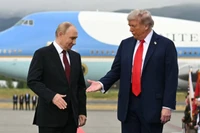 Tổng thống Mỹ Donald Trump (phải) bắt tay với Tổng thống Nga Vladimir Putin trên đường băng tại một căn cứ quân sự ở Anchorage, Alaska vào tháng 8. Ảnh: AFP.