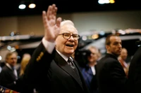 Warren Buffett chào hỏi các cổ đông trong cuộc họp thường niên của cổ đông Berkshire Hathaway tại Omaha, Nebraska, năm 2008. Ảnh: Reuters.
