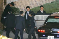 Thủ tướng Nhật Bản Sanae Takaichi mặc áo nỉ đến dinh thự chính thức của thủ tướng ở Tokyo vào ngày 29/12. Ảnh: Kyodo News.