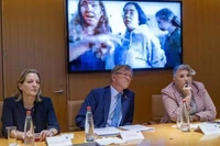 Đại sứ Tây Ban Nha tại Israel, Ana Salomon Perez (trái), Đại sứ Na Uy tại Israel, Per Egil Selvaag, và Đại sứ Ireland tại Israel, Sonya McGuinness, đang xem một bộ phim về vụ bắt cóc nữ binh sĩ vào ngày 7/10/2023 từ căn cứ Nahal Oz ở Jerusalem, sau khi ba quốc gia kêu gọi thành lập nhà nước Palestine độc ​​lập. Bức ảnh chụp ngày 23/5/2024. Ảnh: Times of Israel.