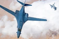 Máy bay ném bom B-1B được máy bay chiến đấu Qatar hộ tống. Ảnh: MW.