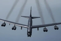 Máy bay ném bom B-52H Stratofortress đang bay. Ảnh: IE.