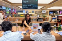 Avanti Mehta, 32 tuổi, chuyên gia nếm thử nước trẻ nhất Ấn Độ, nói về các nhãn hiệu nước đóng chai khác nhau tại "Nhấp và Cảm nhận", một sự kiện nếm thử nước ở Hyderabad, Ấn Độ, ngày 9/1. Ảnh: Reuters.