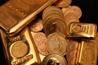 Các thỏi vàng và đồng xu vàng của Anh được trưng bày tại cửa hàng Baird & Co ở Hatton Garden, London, Anh ngày 8/10/2025. Ảnh: Reuters.