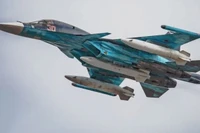 Su-34 với thùng nhiên liệu phụ bên ngoài dung tích 3000 lít. Ảnh: MW.