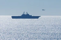 Một chiếc trực thăng bay ngang qua tàu USS Boxer (LHD 4), một tàu tấn công đổ bộ lớp Wasp, khi nó đang tham gia huấn luyện ngoài khơi bờ biển California gần Trại Pendleton, California, Mỹ ngày 16/10/2025. Ảnh: Reuters.