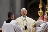 Đức Giáo hoàng Leo XIV cử hành Thánh lễ Giáng sinh tại Vương cung thánh đường Thánh Phêrô ở Vatican, ngày 25/12. Ảnh: Reuters.