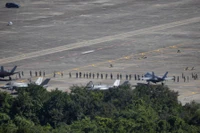 Quân nhân Mỹ tiến hành kiểm tra khu vực sân đỗ gần các máy bay chiến đấu F-35B của Thủy quân lục chiến Mỹ tại căn cứ hải quân Roosevelt Roads cũ ở Ceiba, Puerto Rico ngày 19/12. Ảnh: Reuters.