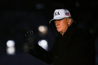 Tổng thống Mỹ Donald Trump vẫy tay khi ông bước đến bãi cỏ phía Nam của Nhà Trắng ở Washington, Mỹ, ngày 27/1. Ảnh: Reuters.