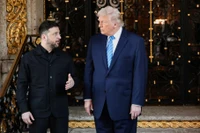 Tổng thống Mỹ Donald Trump chào đón Tổng thống Ukraine Volodymyr Zelensky khi ông đến tham dự các cuộc họp tại câu lạc bộ Mar-a-Lago của ông Trump ở Palm Beach, Florida, Mỹ, ngày 28/12. Ảnh: Reuters.
