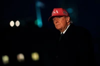 Tổng thống Mỹ Donald Trump trở về Nhà Trắng hôm 1/3, sau khi Israel và Mỹ phát động các cuộc tấn công nhằm vào Iran. Ảnh: Reuters.