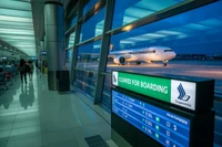 Dòng chữ "Được phép lên máy bay" xuất hiện trên bảng điện tử tại Sân bay Quốc tế Changi, Singapore. Ảnh: Getty.