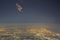 Phi công Israel quay lại cảnh các đầu đạn con từ tên lửa đa đầu đạn của Iran rơi xuống Israel. Ảnh: MW.