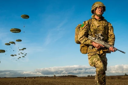 Trung đoàn nhảy dù của Quân đội Anh tập trận tại Estonia. Ảnh: MW.