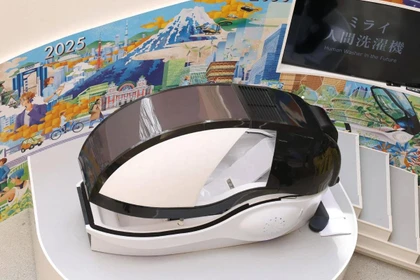 Máy giặt người, thu hút sự chú ý tại Triển lãm Osaka, được trưng bày vào tháng 4. Ảnh: AFP.