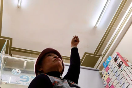 Bà Phan Thị Lụa, người dân ở đối diện hố tử thần lo lắng chỉ vết nứt trên trần nhà.