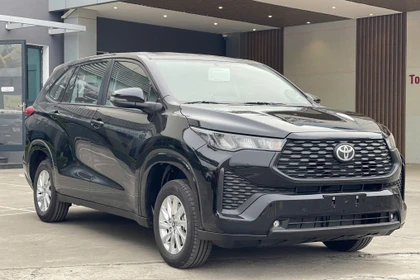 Toyota Innova Cross ra mắt bản 'giá rẻ' 730 triệu đồng, cạnh tranh VinFast Limo Green