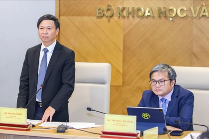 Thứ trưởng Bộ KH&CN Hoàng Minh và Phó Chủ tịch UBND thành phố Hà Nội Trương Việt Dũng đồng chủ trì cuộc họp báo.