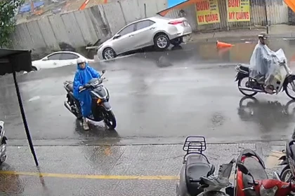 Clip: Khoảnh khắc camera nhà dân ghi cảnh hố tử thần nuốt 2 ô tô ở Đà Nẵng