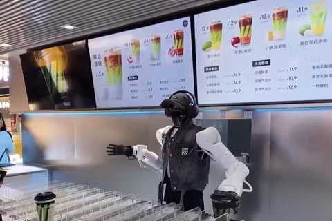 Bên trong nhà hàng Trung Quốc, robot làm gần hết mọi việc