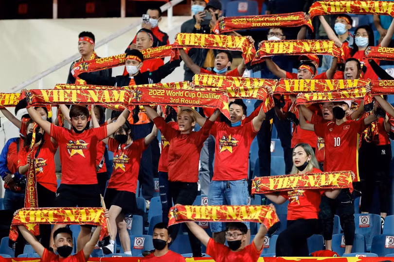 Cổ động viên Việt Nam luôn hết mình với đội tuyển. Ảnh VFF