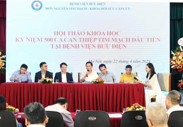 Các bác sĩ trả lời thắc mắc của các bệnh nhân tại hội thảo