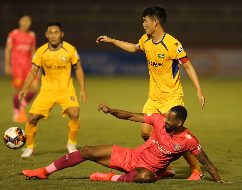 Mùa giải này SLNA vẫn phải lấy thủ bù công. Ảnh VPF
