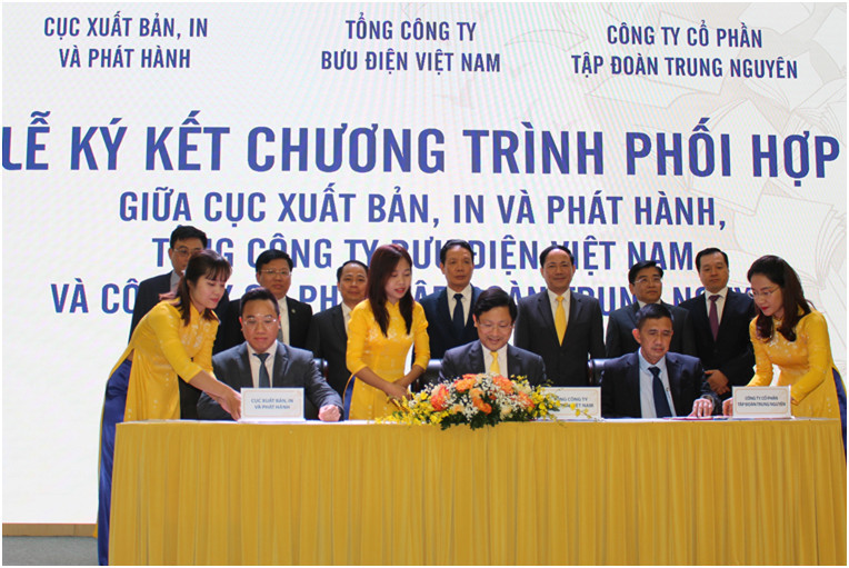 Thứ trưởng Hoàng Vĩnh Bảo chứng kiến Lễ ký kết. Ảnh MIC