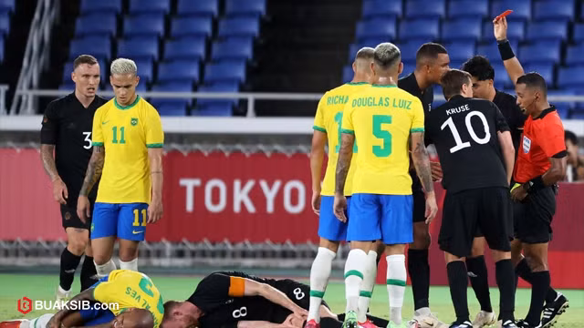 Arnold không những dính chấn thương mà còn phải rời sân bằng chiếc thẻ đỏ ở phút 63. Ảnh Buk