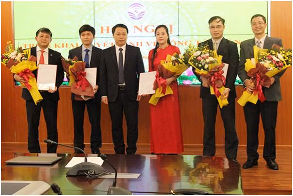 Thứ trưởng Nguyễn Huy Dũng trao quyết định cho các cán bộ. Ảnh: Mic