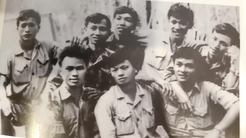 Ảnh ông Lê Doãn Hợp và đồng đội sư đoàn 5( người ngồi giữa) Ảnh ông Lê Doãn Hợp và đồng đội sư đoàn 5( người ngồi giữa)