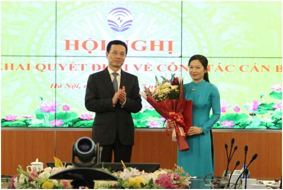 Bộ trưởng Nguyễn Mạnh Hùng trao quyết định cho cho bà Phạm Thị Phương Chi. ảnh MIC