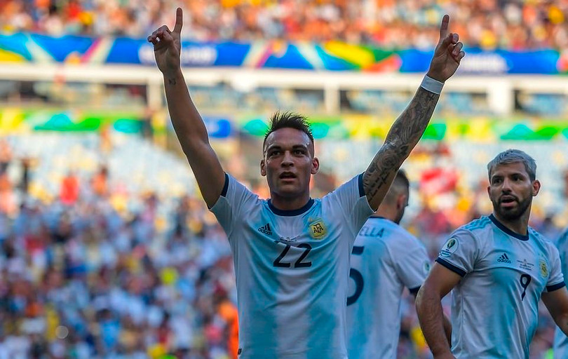 Cú gót điệu nghệ ghi bàn của Martinez là bước ngoặt của trận đấu (ảnh CNN)