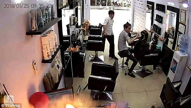Một chiếc iPhone bất ngờ phát nổ ngay trong tiệm salon tại Việt Nam - Ảnh 1