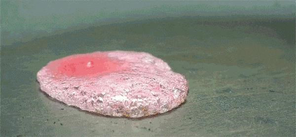 Cận cảnh màn tái hiện những viên kẹo tan chảy trở lại hình dạng cũ đầy lôi cuốn - Ảnh 1