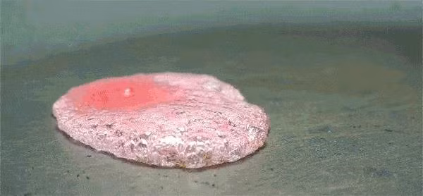 Cận cảnh màn tái hiện những viên kẹo tan chảy trở lại hình dạng cũ đầy lôi cuốn - Ảnh 1