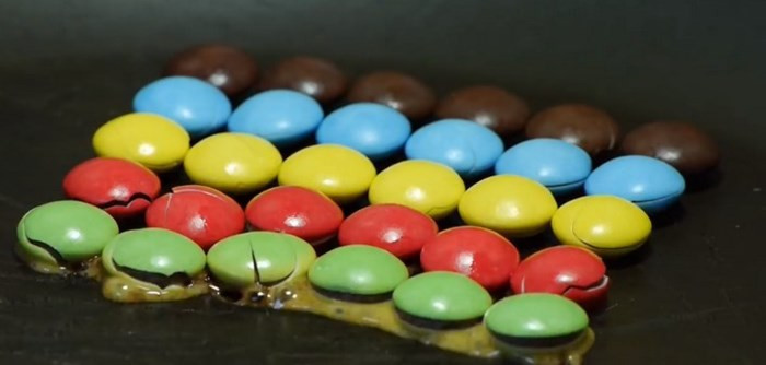 Cận cảnh màn tái hiện những viên kẹo tan chảy trở lại hình dạng cũ đầy lôi cuốn - Ảnh 2