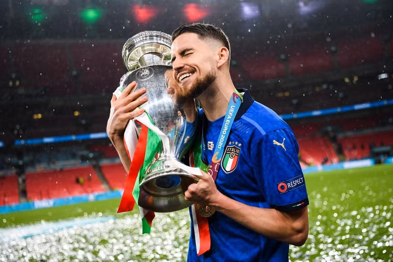 Tiền vệ Jorginho là cầu thủ có thể cạnh tranh sòng phẳng với Leo khi đã có đóng góp quan trọng cho cả CLB Chelsea và đội tuyển quốc gia Italy. Ảnh Chelsea FC