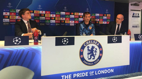 Tân HLV trưởng Napoli Albert Celades 1 mình dự họp báo. Ảnh CNN.